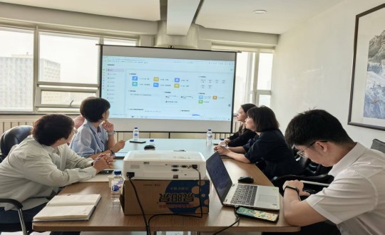 17.解总参加“银发产业云”平台现场演示会_副本.jpg 17.解总参加“银发产业云”平台现场演示会_副本.jpg